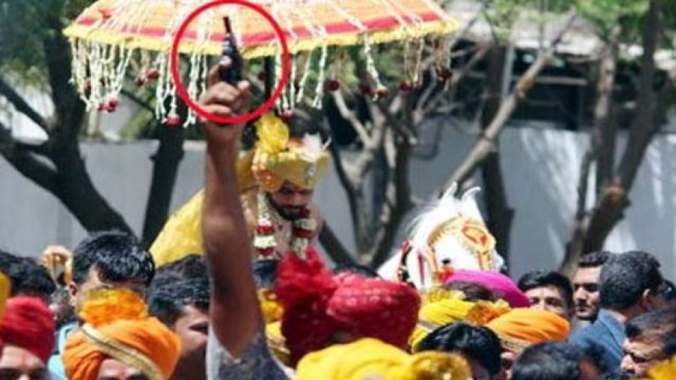 
इन तस्वीरों में आप साफ देख सकते हैं कि कैसे क्रिकेटर रविन्द्र जडेजा भी खुद को बचाने के लिए झुकते हुए नजर आ रहे हैं.