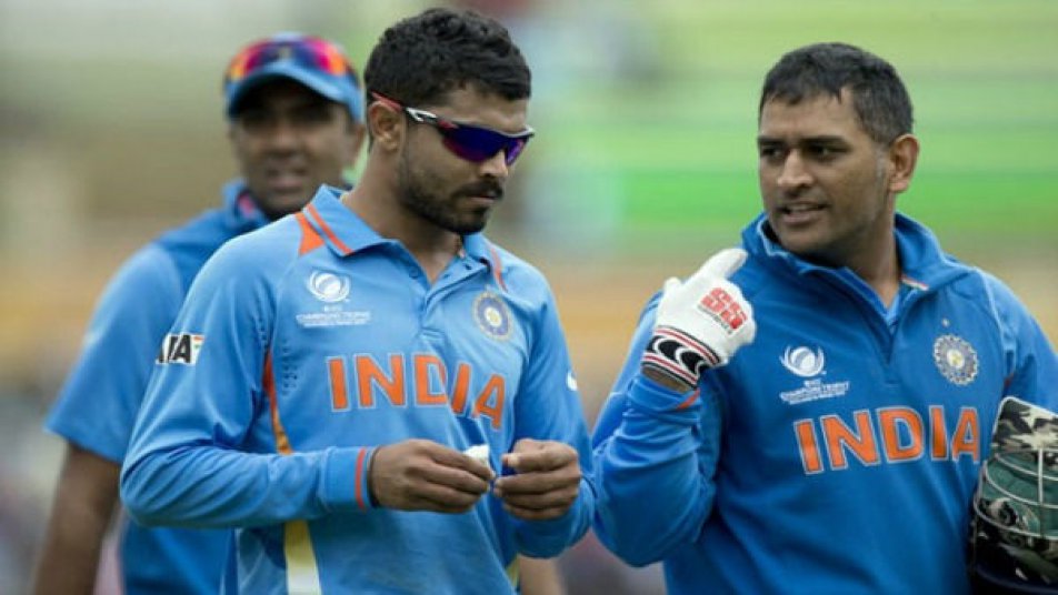 विकेट के पीछे खड़े धोनी अच्छे से जानते हैं कि बल्लेबाज को कैसे आउट किया जा सकता है. मैच के दौरान धोनी रविंद्र जडेजा को गेंदबाजी के टिप्स देते हुए उन्होंने कहा, अबे थोड़ा धीरे खिला, एक छक्का खा कर दिखा.