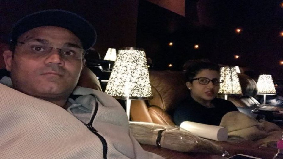 वीरू ने अपने सोशल मीडिया का सहारा लेते हुए खुद के साथ अपनी पत्नी की सिनेमाघर की एक तस्वीर शेयर करते हुए लिखा, 'काबिल देखते हुए, ऋतिक रोशन के शानदार अभिनय के साथ खूबसूरत फिल्म.'
