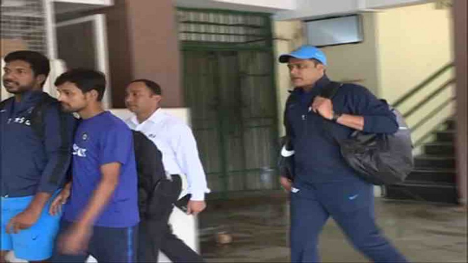 सबसे पहले उन्होंने टीम के लिए समय सीमा तय की. टीम इंडिया इन ट्रैनिंग कैंप में पांच घंटे अभ्यास करेगी. ये अभ्यास सुबह 9.30 से 12 बजे तक और दोपहर 2.30 बजे से शाम पांच बजे तक चलेगी.
