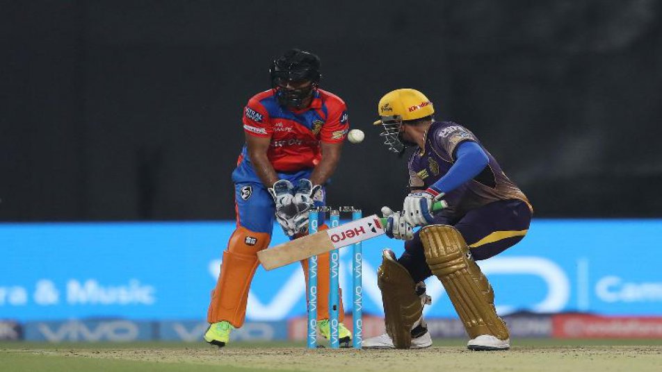 दिनेश कार्तिक ने अपने 146 मैचों के करियर में 26 स्टंपिंग और 74 कैचों के साथ ये कारनामा पूरा किया.