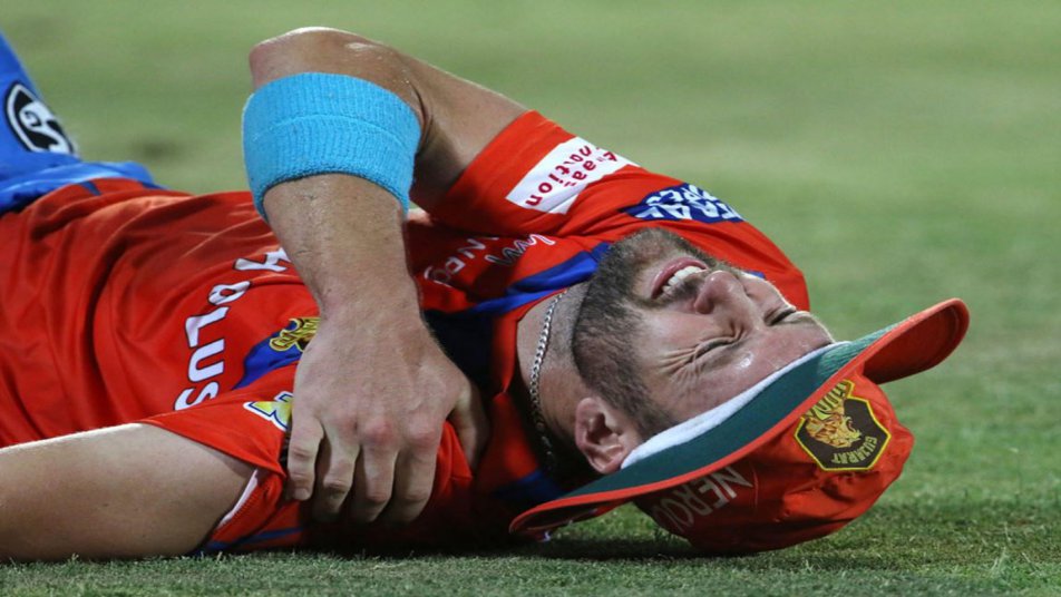 मुंबई इंडियंस के साथ शनिवार को राजकोट में हुए राउंड रोबिन लीग मुकाबले में फील्डिंग के दौरान टाई एक गेंद को रोकने के दौरान गिर पड़े. मैदान पर कंधे के फंस जाने की वजह से टाय का कंधा अपनी जगह से खिसक गया.