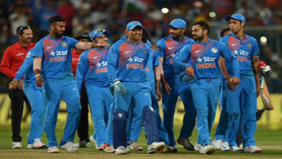ग्रेड ए: विराट कोहली, महेंद्र सिंह धोनी, रविचंद्रन अश्विन, अजिंक्य रहाणे, चेतेश्वर पुजारा, रविंद्र जडेजा और मुरली विजय