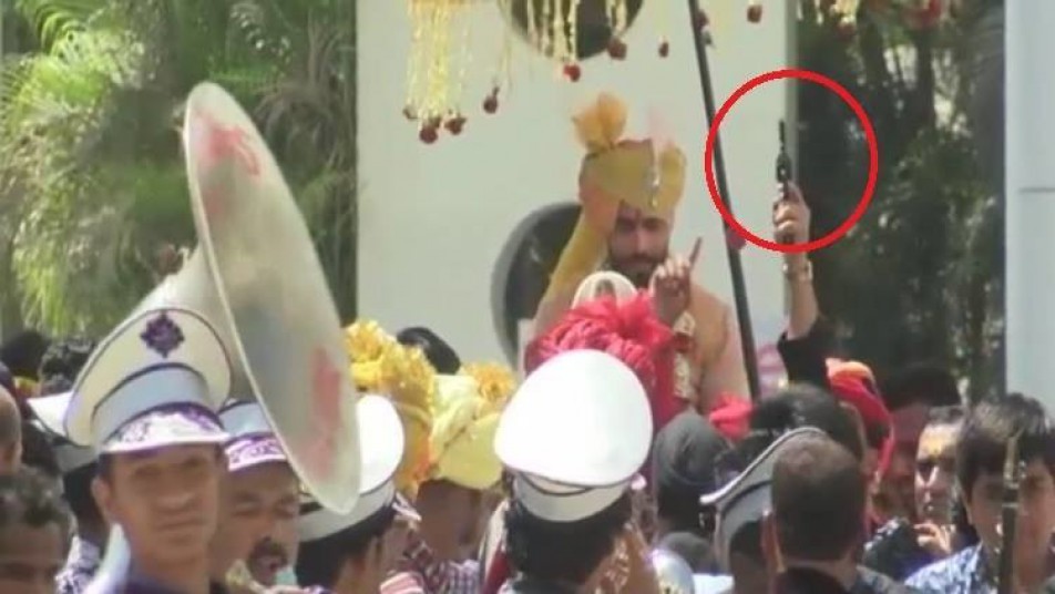 खबरों की मानें तो ये फायरिंग होटल से बरात के बाहर निकलते वक्त हुई.