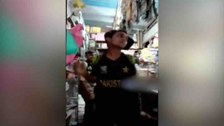 सिर्फ हिंदुस्तान में ही नहीं बल्कि हर जगह विराट के फैन अपने छाए हुए हैं. पाकिस्तान टीम की जर्सी पहने ये विराट के लिए गाना गाता है. 
