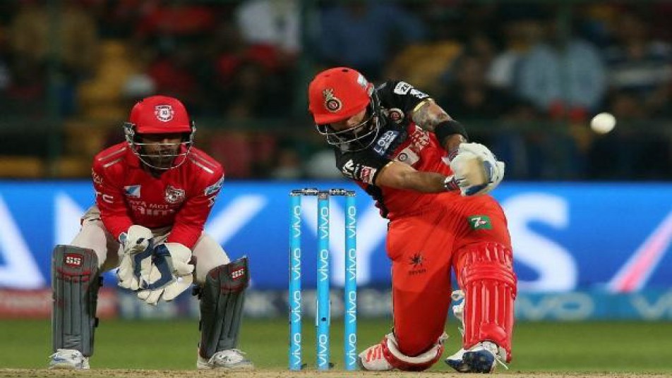 जीत के बाद टीम को डिनर कराने पहुंचे विराट, खूबसूरत अभिनेत्री रही साथ