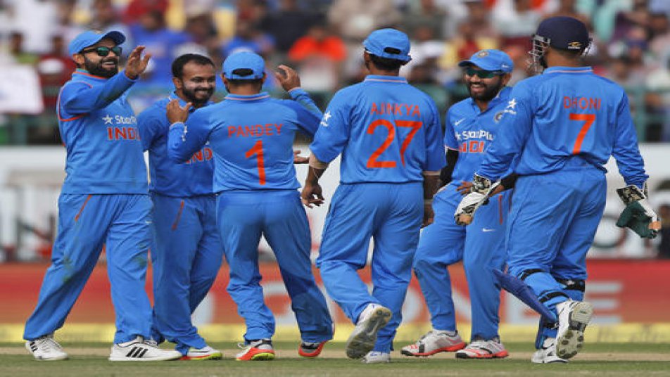 पहले वनडे में जीत के साथ धोनी के नाम दर्ज हुआ बड़ा RECORD