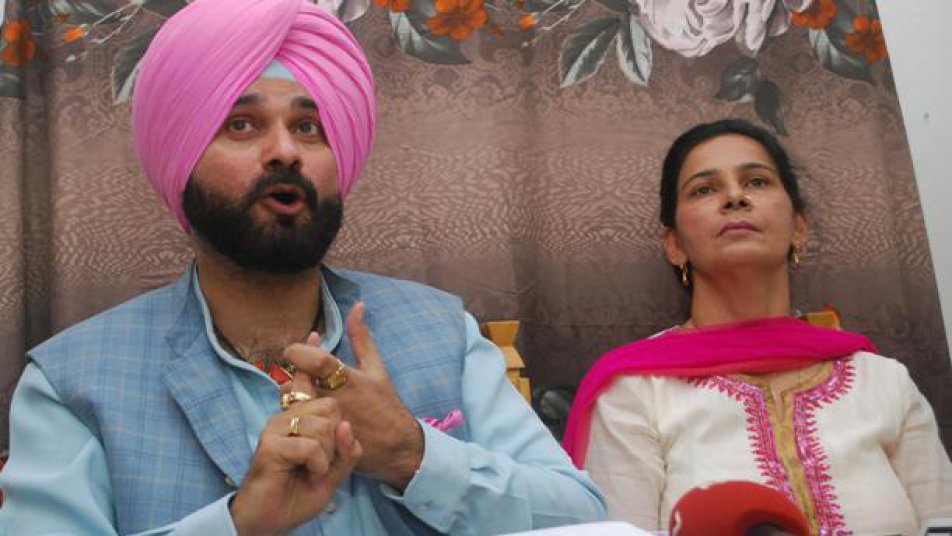 हालांकि उनकी पत्नी नवजोत कौर पहले ही कांग्रेस में शामिल हो चुकी हैं और सिद्धू के भी जल्दी कॉंग्रेस के साथ जुड़ने की खबरें सामने आ रही हैं.