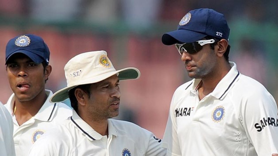 अश्विन रवि, दिग्गज राहुल द्रविड़ और सचिन तेंदुलकर के बाद तीसरा भारतीय खिलाड़ी हैं जिन्हें क्रिकेटर ऑफ द इयर का अवार्ड मिला. अश्विन की इस खास उपलब्धि के बाद टीम इंडिया के कई दिग्गज़ों ने उन्हें बधाई संदेश भी भेजे.