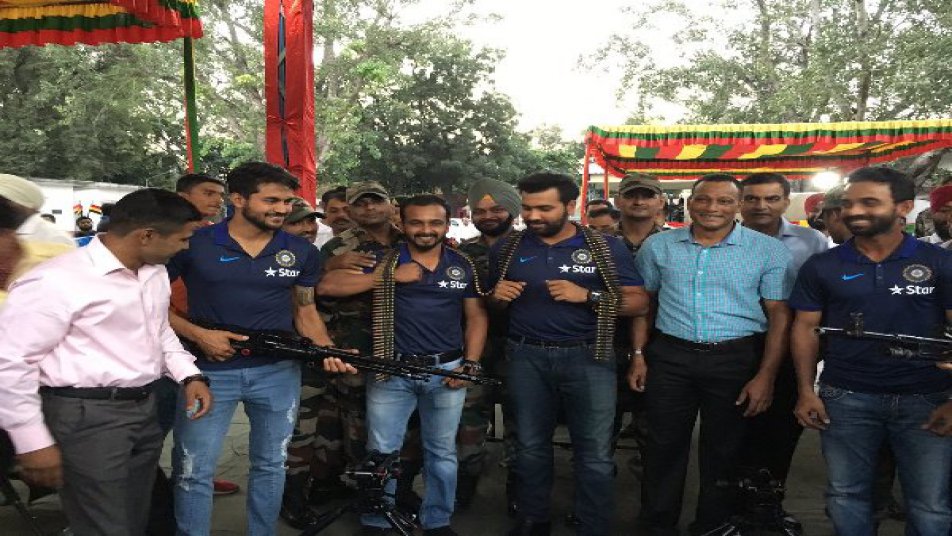 टीम इंडिया ने किया Territorial Army शिविर का दौरा