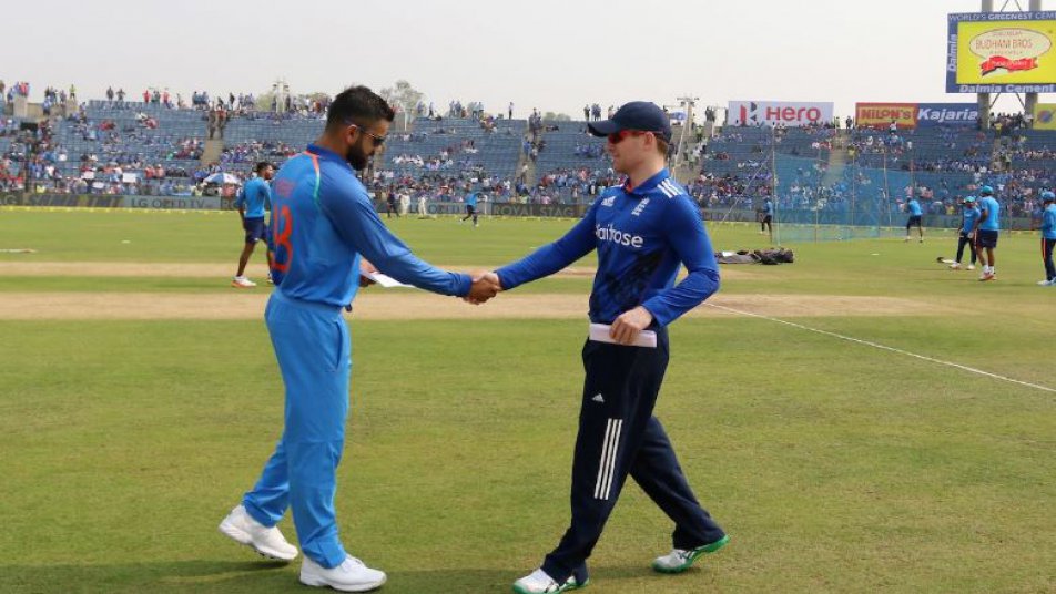 भारत और इंग्लैंड के बीच कटक में खेले जा रहे दूसरे वनडे मुकाबले में टॉस हारकर टीम इंडिया के शुरूआती विकेट गिरने के बाद टीम इंडिया को सहारा मिला युवराज सिंह और एमएस धोनी के रूप में.