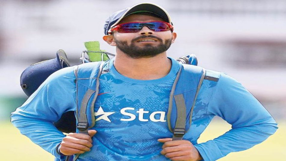 टीम इंडिया के पूर्व विस्फोटक बल्लेबाज वीरेंद्र सहवाग को तो आपने ट्विटर पर कई स्टार्स को ट्रोल करते हुए देखा होगा लेकिन स्टार ऑलराउंड रविंद्र जडेजा इस बार ट्रोलिंग के मामले में सहवाग से भी एक कदम आगे निकल गए.