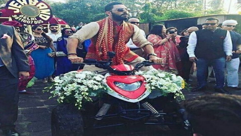 आपने शादी में दुल्हे को घोड़ी पर सवार होकर अपनी बारात में जाते देखा होगा लेकिन युवी एक खास अंदाज में ही अपनी दुल्हन को लेने पहुंचे.

PIC: (इंस्टग्राम)