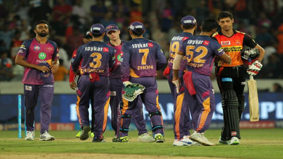 गेंदबाजों के शानदार प्रदर्शन के बल पर राइजिंग पुणे सुपरजाएंट ने आज सनराइजर्स हैदराबाद को 12 रनों से हराकर प्लेऑफ में अपनी जगह पक्की कर ली है. पुणे और हैदराबाद के बीच खेले गए इस मुकाबले में कई दिलचस्प रिकॉर्ड्स भी बने. आइये एक नज़र डालें इन रिकॉर्ड्स पर. 
सभी तस्वीरें सौजन्य: IPL(BCCI)