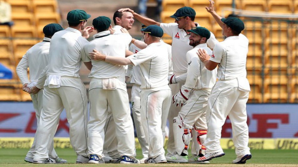 जोश हेज़लवुड के तूफानी गेंदबाज़ी की मदद से मेहमान टीम ऑस्ट्रेलिया ने भारतीय पारी को कुल 274 रनों के स्कोर पर ऑल-आउट कर अपनी टीम को मजबूत स्थिती में ला खड़ा कर दिया.