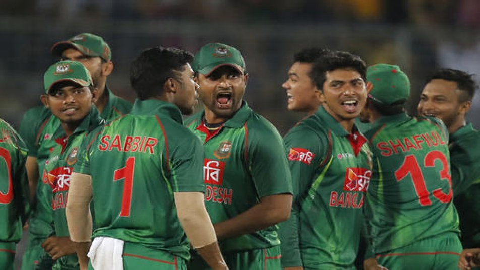 आउट होने के साथ बांग्लादेशी खिलाड़ी जश्न मनाने लगे, इस जश्न के दौरान बटलर को कुछ कहा गया जिसपर वो वापस आए और बांग्लादेशी खिलाड़ियों से भिड़ गए.