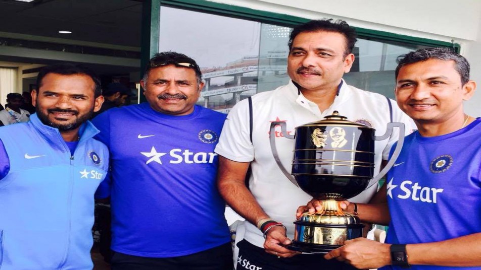 बयान में कहा गया है, बीसीसीआई ने आंध्र क्रिकेट के जोनल सचिव कोका रमेश को दौरे के लिए प्रशासनिक प्रबंधक नियुक्त किया है. पूर्व कप्तान रवि शास्त्री के टीम के निदेशक रहते बांगर ने टीम के साथ बल्लेबाजी कोच के तौर पर काम किया है. शास्त्री का कार्यकाल मार्च-अप्रैल में खेले गए टी-20 विश्व कप के बाद खत्म हो गया था.