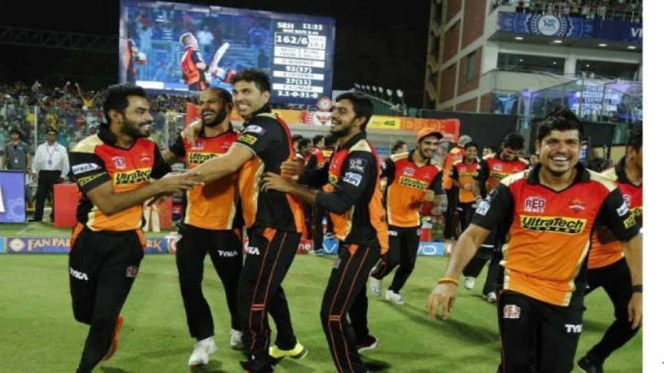 सनराइजर्स हैदराबाद ने गुजरात लायंस पर अपनी धमाकेदार जीत के साथ ही आईपीएल सीजन 9 के फाइनल में अपनी जगह पक्की कर ली है. अब हैदराबाद का मुकाबला बैंगलोर में आरसीबी से साथ होगी.