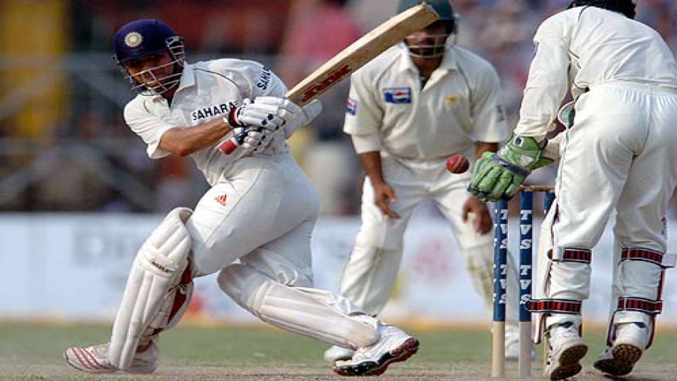 सचिन ने 2005 में 195 पारियों में पाकिस्तान के खिलाफ खेलते हुए टेस्ट अपने दस हजार रन पुरा किए थे.
