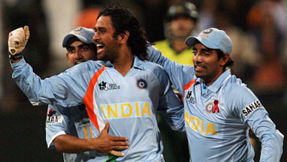 एक बार मैच के दौरान रॉबीन उथप्पा का ध्यान फिल्डिंग पर नहीं था. इसपर धोनी ने उथप्पा से कहा, गर्लफ्रेंड से रात में बात कर लेना, पहले बॉल फेंद दें. 