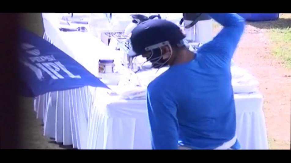 शनिवार से भारत और न्यूजीलैंड के बीच वनडे सीरीज की शुरूआत होगी. धर्मशाला में खेला जाएगा पहला वनडे मैच लेकिन इस मैच से पहले टीम के उप कप्तान विराट कोहली आग-बूबूला हो गए. प्रैक्टिस के दौरान विराट के साथ आज कुछ ऐसा हुआ जिससे कोहली गुस्साए, झल्लाए और घबराए दिखे.