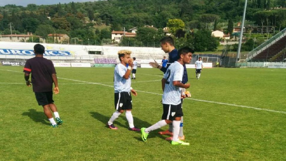 सहवाग ने अनोखे अंदाज़ में दी भारतीय फुटबॉल टीम को बधाई