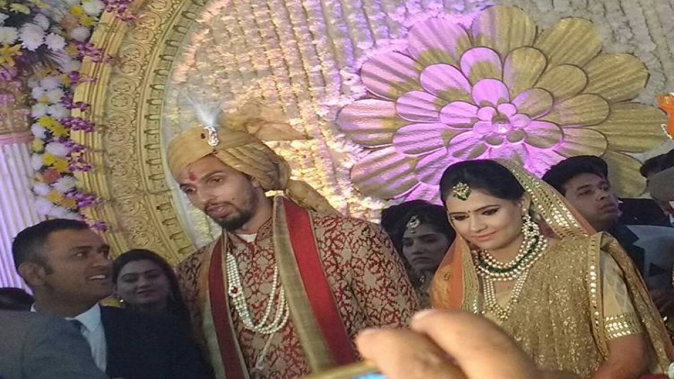 इशांत शर्मा की शादी के इस खास लम्हें और खास बनाने के लिए टीम इंडिया के कप्तान एमएस धोनी और युवराज सिंह भी यहां पहुंचे. कप्तान धोनी ने इशांत के साथ मंच पर जाकर तस्वीर क्लिक करवाई. जबकि युवराज धोनी से अलग समय पर इशांत की शादी का हिस्सा बने. हालांकि इस मौके पर कप्तान धोनी और इशांत दोनों ही अपनी पत्नियों से अलग यहां पहुंचे.