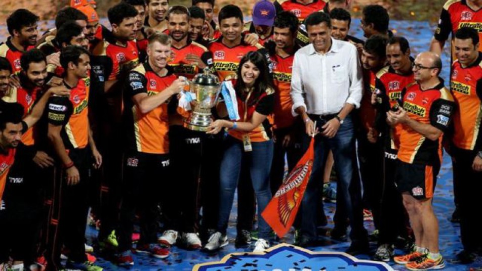 बल्लेबाजों की बादशाहत वाले टुर्नामेंट इस वाले में हैदराबाद के गेंदबाजों ने अपनी यार्कर और विविधता पूर्ण गेंदबाजी से हर टीम को परेशान किया. आईपीएल के इस सीजन में गेंदबाजों ने भी शानदार प्रदर्शन किया. हैदराबाद को खिताब दिलाने में बहुत बड़ा योगदान उसके गेंदबाजी आक्रमण का भी रहा है.