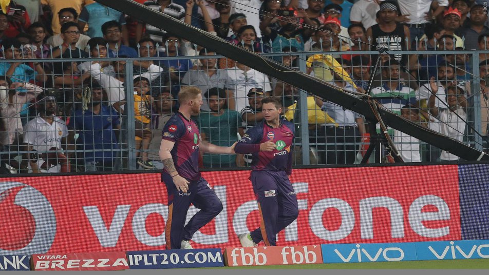 लेकिन सभी उस वक्त चौंक गए जब फिजियो के आने के बाद स्मिथ अचानक खड़े हो गए. उन्होंने स्टोक्स को इशारे से कहा कि वे ठीक हैं.