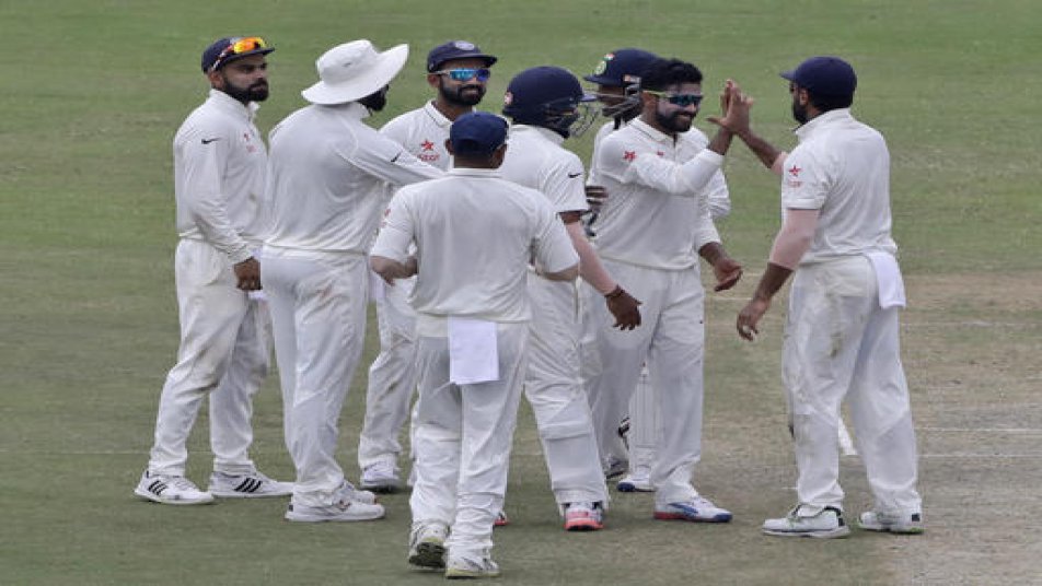 ऐतिहासिक 500वें टेस्ट मैच के चौथे दिन भारत ने न्यूजीलैंड के खिलाफ शिकंजा कस लिया है. टीम इंडिया जीत से 6 विकेट दूर हैं. चौथे दिन न्यूजीलैंड ने 434 के विशाल ल्क्ष्य के सामने 93 रन पर चार विकेट गंवा दिए हैं.