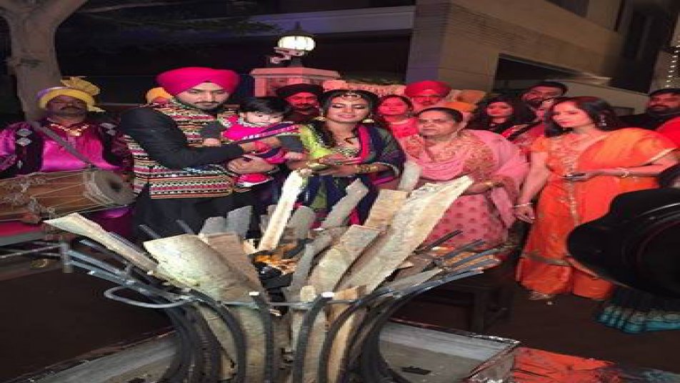 बेटी हिनाया के साथ 'लोहड़ी' मना रहे हैं हरभजन और गीता बसरा