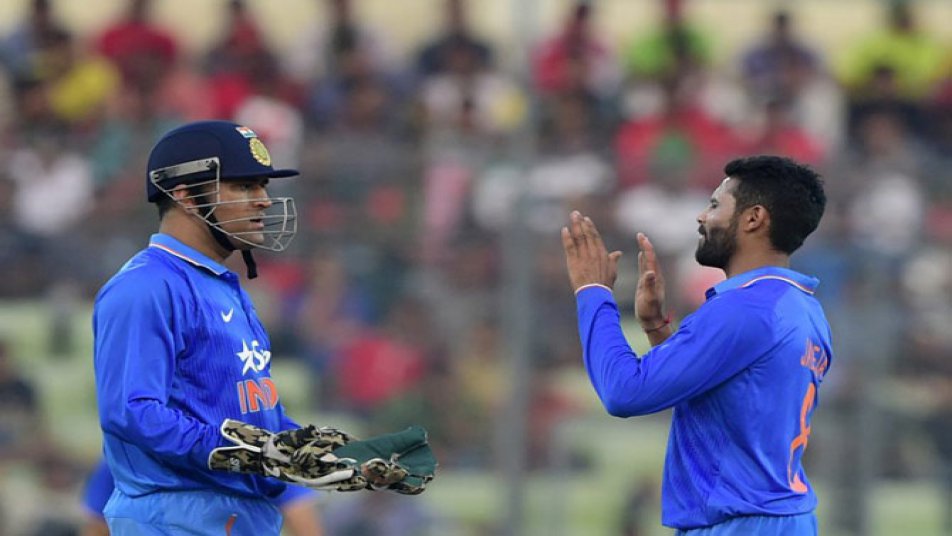 क्रिकेट के मैदान पर धोनी अपने शांत स्वभाव के लिए तो जाने ही जाते हैं लेकिन खेल में किसी तरह की कोई कमी दिखते ही वो सख्ती से भी पेश आते हैं. एक बार मैच के दौरान रविंद्र जडेजा को धोनी ने बड़े सख्ती से काह, एक बार बोला है बार बार नहीं बोलूंगा...पैर पर खिलाना है तो पैर पर खिलाना है. 
