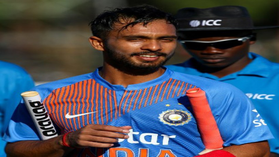 
भारतीय टीम ने पहले टी20 की हार का बदला लेते हुए दूसरे टी20 मुकाबले में ज़िम्बाब्वे को 10 विकेट से करारी शिकस्त दी. लेकिन इस मैच में कप्तान धोनी और बुमराह एक ऐसे रिकॉर्ड के करीब पहुंच गए हैं जिसका टूटना अब निश्चित नज़र आता है.