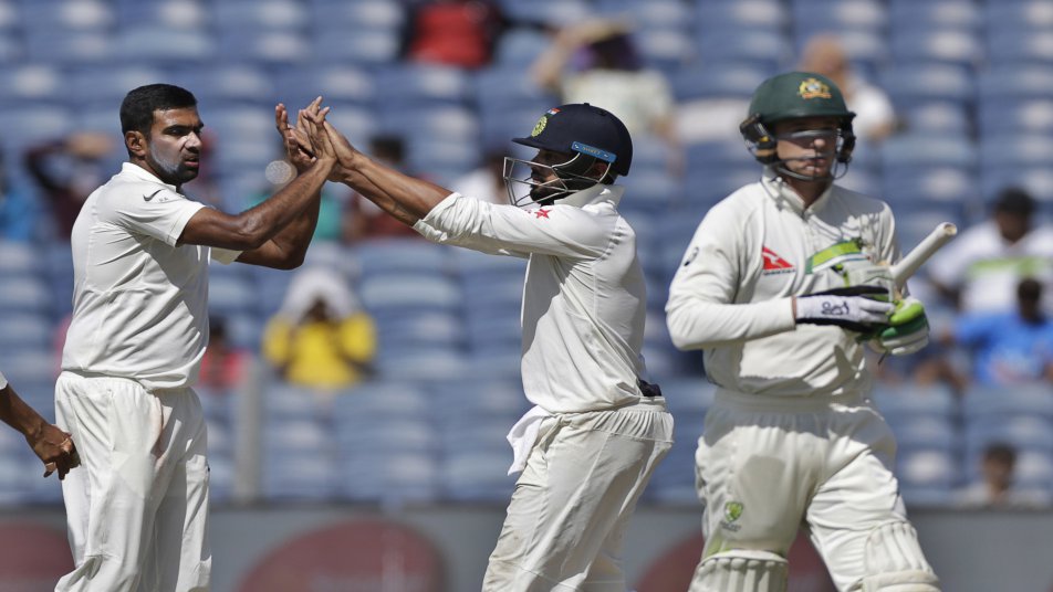 टीम इंडिया और ऑस्ट्रेलिया के बीच खेले जा रहे चार टेस्ट मैचों की सीरीज के दूसरे मैच में स्टार गेंदबाज आर अश्विन एक बड़ा कमाल करते हुए 65 साल पुराने रिकॉर्ड को तोड़कर एक नया कीर्तिमान अपने नाम किया.