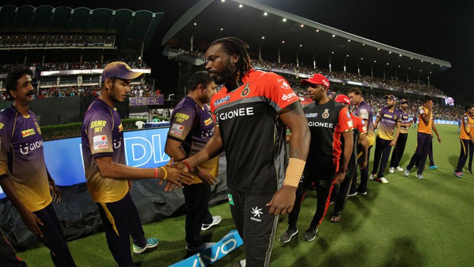 सीजन-10 में रविवार को खेले गए मैच में विराट कोहली की रॉयल चैलेंजर्स बैंगलुरु की टीम को केकेआर ने 82 रनों से रौंद दिया. 
फोटो क्रेडिट: (BCCI,IPL)