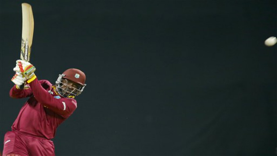 कल रात खेली अपनी पारी में गेल ने छक्कों से विरोधियों की बुरी तरह धवस्त कर दिया. कल लगाए 11 छक्कों के साथ गेल अब न्यूज़ीलैंड के दिग्गज मैक्कलम को पीछे छोड़ अंतराष्ट्रीय वर्ल्ड टी20 में सबसे अधिक छक्के लगाने वाले बल्लेबाज़ बन गए हैं. 