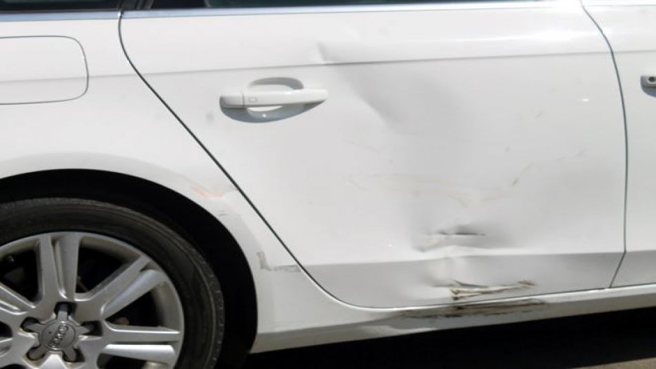 आज जडेजा जाम नगर के जॉगर्स पार्क एरिया की पार्क कॉलोनी सोसाइटी स्थित अपने घर से अपनी ऑडी में पत्नी रीवा के साथ निकले जिसके बाद उनकी कार के पिछले हिस्से से आकर एक स्कूटी सवार टकरा गई.