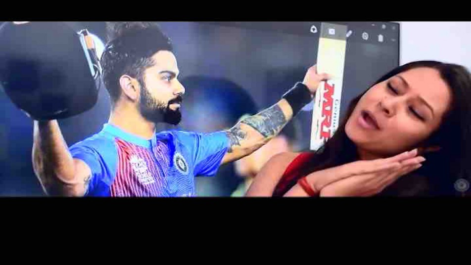 विराट अपनी एक फैन को रोते हुए देख कर खुद उनके साथ तस्वीर खिंचते हैं और फिर सारी सिक्योरिटी को तोड़ कर अपने फैन से मिलते हैं. 