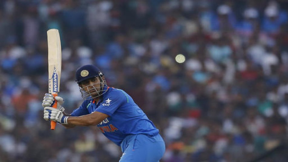 धोनी ने आज इंग्लैंड के खिलाफ अपने वनडे करियर का 10वां वनडे शतक भी लगाया जिसकी मदद से भारतीय टीम ने 382 रनों का बड़ा लक्ष्य खड़ा किया.