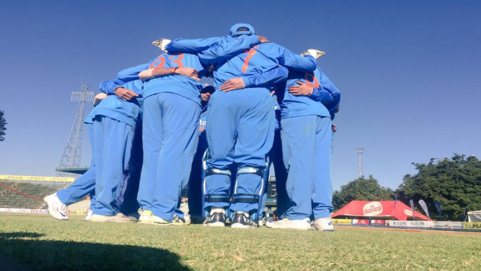 भारतीय क्रिकेट टीम कप्तान धोनी की अगुवाई में इस दौरे पर गई थी. जिसमें धोनी को अलग कर पूरी टीम के पास 100 मैचों का भी अनुभव नहीं था. लेकिन इस टीम की युवा शक्ति ने ज़िम्बाब्वे को बुरी तरह से हर क्षेत्र में पटखनी दी.