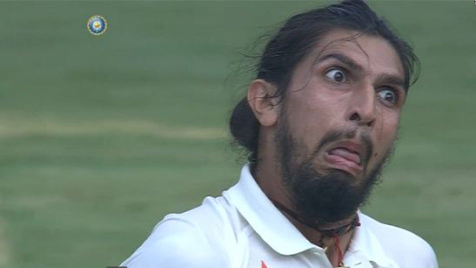 महज 19 साल की उम्र में वनडे क्रिकेट से टीम इंडिया में कदम रखने वाले युवराज सिंह ने क्रिकेट के सभी फॉर्मेट में बेहतरीन खेल का प्रर्दशन किया और कई बड़े रिकॉर्ड अपने नाम दर्ज किया जिनमें कुछ रिकॉर्ड तो ऐसे हैं जो आज तक नहीं टूट पाएं हैं. 
  (फोटो क्रेडिट: ट्विटर)
