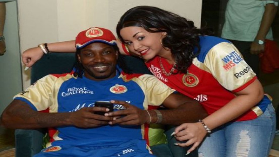हाल में आईपीएल को बीच में छोड़ अपनी बेटी के जन्म के लिए वापस वेस्टइंडीज़ लौटे क्रिस गेल एक बार फिर से आईपीएल में अपनी टीम रॉयल चैलेंजर्स बैंगलौर के लिए खेलने लौटे थे जिसके बाद क्रिस गेल की एक दिल्ली की फैन ने उन्हें डेट पर चलने के प्रपोज़ किया था.