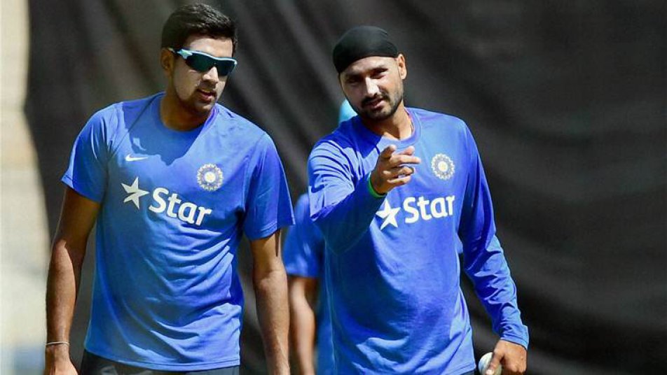 लक्ष्मण के बाद टीम इंडिया के एक और स्टार स्पिनर हरभजन सिंह ने कहा, 'अश्विन के लिए ये साल शानदार रहा! आईसीसी क्रिकेटर ऑफ द इयर जीतने के लिए बहुत-बहुत शुभकामनाएं.'