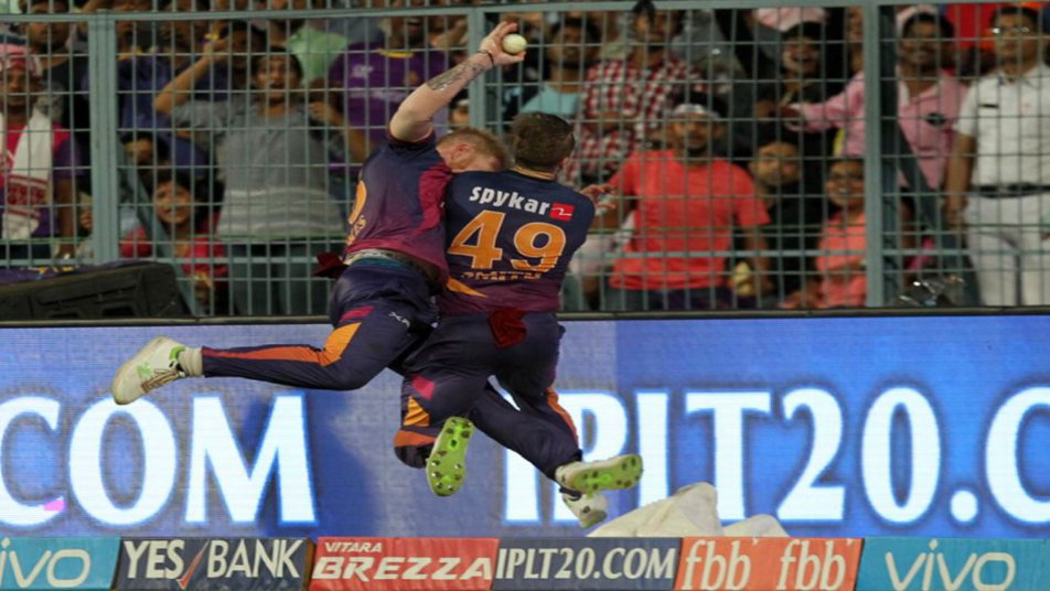 KKRvsRPS: स्टोक्स से जोरदार टक्कर के बाद अचानक उठ खड़े हुए स्टीव स्मिथ. देखें तस्वीरें