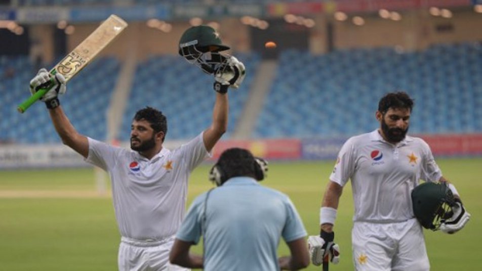 इस मुकाबले में तीहरा शतक लगाकर पहले ही अज़हर अली अपने नाम डे-नाइट टेस्ट में पहले तीहरे शतक का रिकॉर्ड अपने नाम कर चुके हैं.