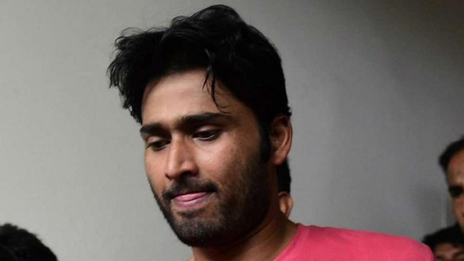 अतीत में लड़की को प्रताड़ित करने से इनकार करने वाले शहादत ने ‘गलत काम’ के लिए माफी मांगी और कहा कि उन्होंने गलती की.