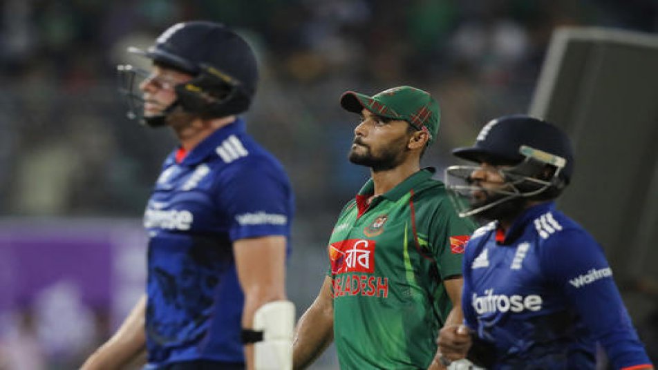 आउट करने के बाद बटलर से भिड़ गए बांग्लादेशी खिलाड़ी