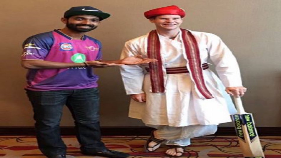 जी हां, आईपीएल के मुकाबलों से ठीक पहले अजिंक्य रहाणे के साथ 
स्मिथ पूरी तरह मराठी 
लिबास में नजर आए जिसमें खूब जंच रहे थे.

(फोटो: ट्विटर)
