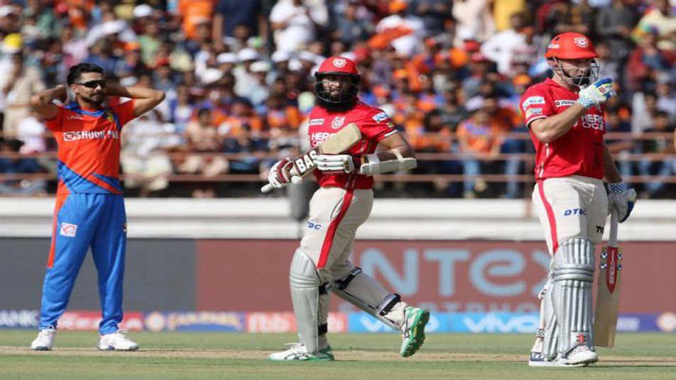 दिनेश कार्तिक की अर्धशतकीय पारी भी गुजरात लायंस टीम को पंजाब के खिलाफ जीत नहीं दिला पाई. हाशिम आमला के शानदार अर्धशतक के बाद गेंदबाज़ों के टीम एफर्ट से किंग्स इलेवन पंजाब ने गुजरात लायंस को 26 रनों से हराकर आईपीएल में अपनी तीसरी जीत दर्ज की. 