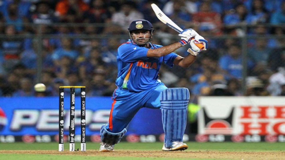 छक्कों के साथ धोनी एक और रिकॉर्ड अपने नाम कर सकते हैं जिसके लिए उन्हें 61 रनों की जरूरत है.